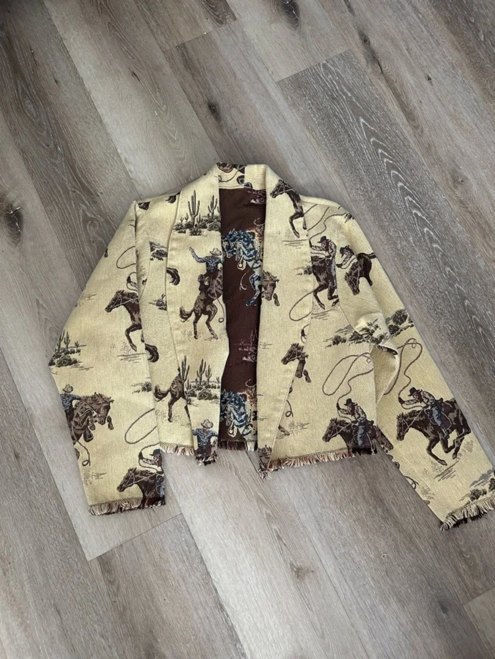 Western Tapestry Cropped Jacket Cowboy Rodeo Print Fringe Hem - Picture 1 of 7